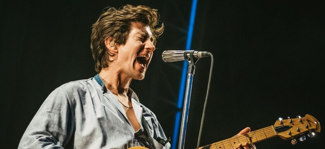 Obrázek k článku VIDEO: Arctic Monkeys po dlouhá pauze dojali fanoušky romantickou baladou