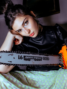 Náhledový obrázek k článku Čerstvé (z)boží: Nový talent jménem Sophie So riskuje s popem i motorovou pilou