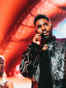 Náhledový obrázek k článku NAŽIVO: Jason Derulo dostával do kolen zpěvem i břišáky. Česká předskokanka potěšila