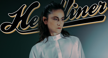 Náhledový obrázek k článku Velké ohlédnutí Lenky Dusilové. A tajemná druhá titulka. Prosincový Headliner čtěte zdarma v aplikaci