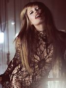 Náhledový obrázek k článku GLOSA: Miley Cyrus je jako améba. Novými singly vzdává hold Pink Floyd i Abbě