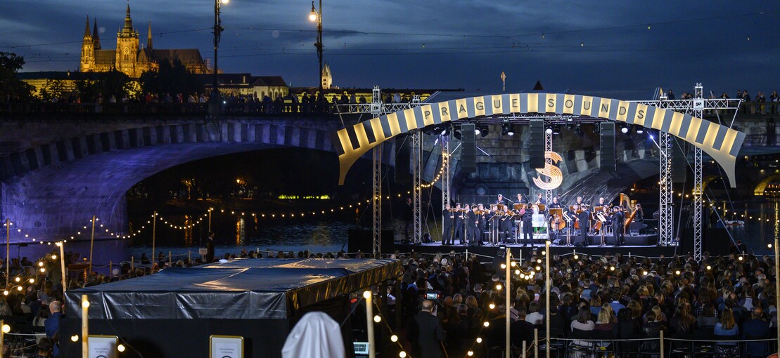 Obrázek k článku Prague Sounds. V září rozezní scénu na Vltavě čtyři velkolepé koncerty a do Rudolfina zavítá Yo-Yo Ma