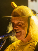 Náhledový obrázek k článku NAŽIVO: Už jsme doma udivili i své hosty. Oslavu zachytil malíř přímo na pódiu