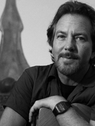 Náhledový obrázek k článku Frontman Pearl Jam Eddie Vedder slaví šedesátiny. A nezastavuje