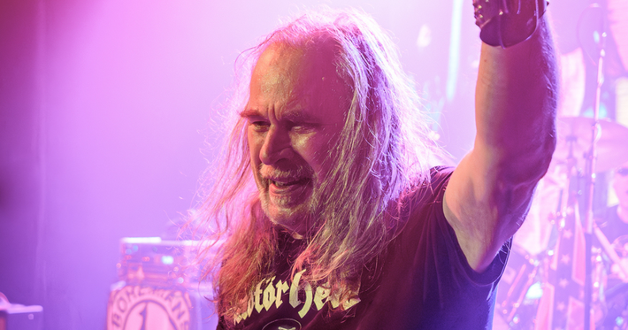 Náhledový obrázek k článku NAŽIVO: Visací zámek prosvištěl historií. Známka punku je jejich šlehačkou na dortu