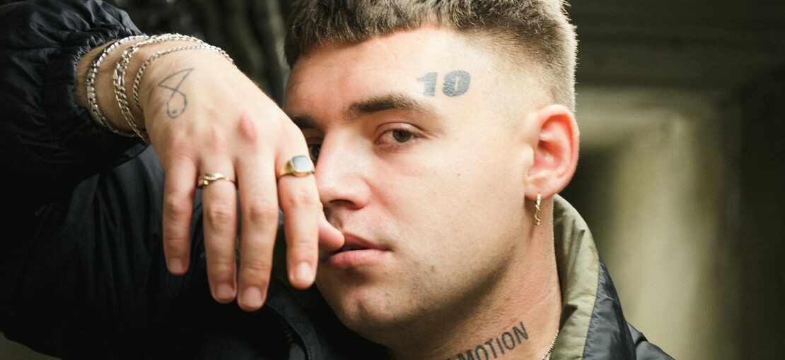 RECENZE: Svým hitem dobyl Letnou. Rapper Rohony se na albu nezalekl ani ...