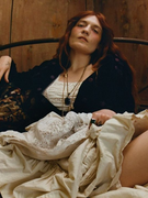 Náhledový obrázek k článku GLOSA: Uhrančivý návrat. Divoženka Florence zhudebnila čarodějný rituál