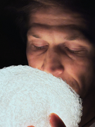 Náhledový obrázek k článku Peklo vánočních písní #4: Igor Orozovič strouhá hoblinky měsíce. Jeho šanson je důstojný