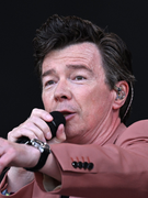 Náhledový obrázek k článku GLOSA: Rick Astley marně čeká na rande. A přitom je v novém klipu tak okouzlující