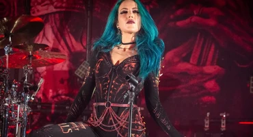 Náhledový obrázek k článku Po podivném konci míří zpěvačka Arch Enemy do nejrychleší kapely světa