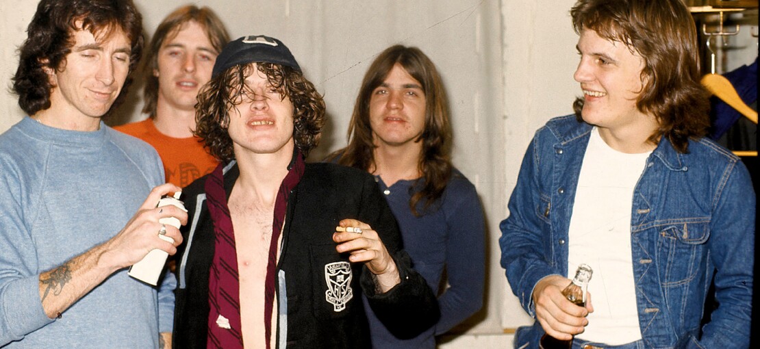 Obrázek k článku Zpěváka zamykali v kuchyni. Příběh AC/DC začal hudebním kočkopsem