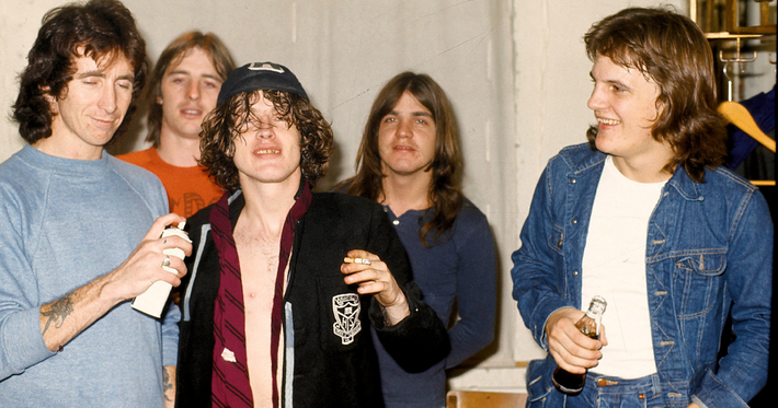 Náhledový obrázek k článku Zpěváka zamykali v kuchyni. Příběh AC/DC začal hudebním kočkopsem