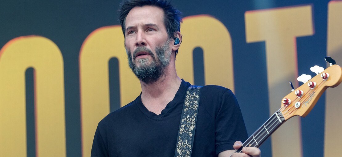 Obrázek k článku GLOSA: Keanu Reeves znovu odráží kulky, v novém singlu nás vezme na cestu časem
