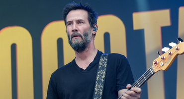 Náhledový obrázek k článku GLOSA: Keanu Reeves znovu odráží kulky, v novém singlu nás vezme na cestu časem