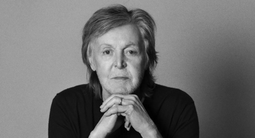 Náhledový obrázek k článku GLOSA: Vzpomínka na život před Beatles. McCartneyho duet s Ringo Starrem dojímá