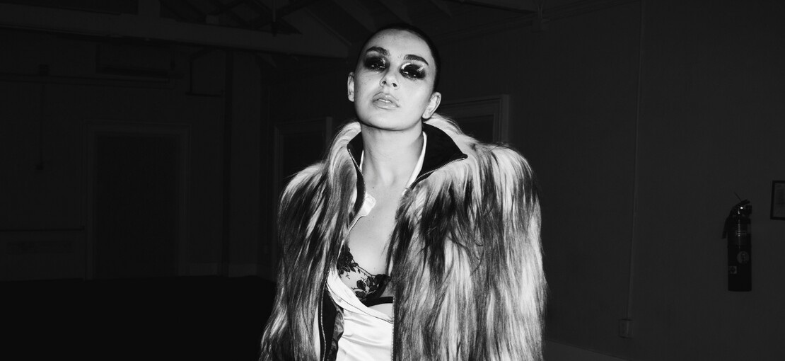 Obrázek k článku GLOSA: Konec zeleného šílenství. Drzá holka Charli XCX propadla rokenrolu