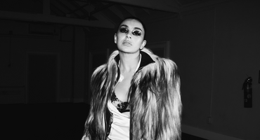 Náhledový obrázek k článku GLOSA: Konec zeleného šílenství. Drzá holka Charli XCX propadla rokenrolu