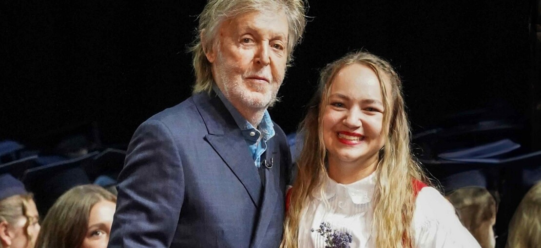 Obrázek k článku PREMIÉRA: Studentka ukázala Paulu McCartneymu valašský kroj. „Jsem divoká,“ zpívá