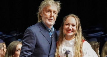 Náhledový obrázek k článku PREMIÉRA: Studentka ukázala Paulu McCartneymu valašský kroj. „Jsem divoká,“ zpívá