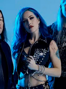 Náhledový obrázek k článku Po podivném konci míří zpěvačka Arch Enemy do nejrychleší kapely světa