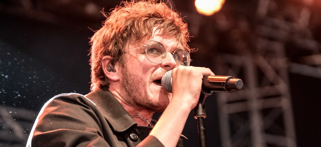 Obrázek k článku GLOSA: Choďte na menší pódia! Živlové z Yard Act nadchli na Rock for People zasvěcené
