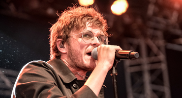 Náhledový obrázek k článku GLOSA: Choďte na menší pódia! Živlové z Yard Act nadchli na Rock for People zasvěcené