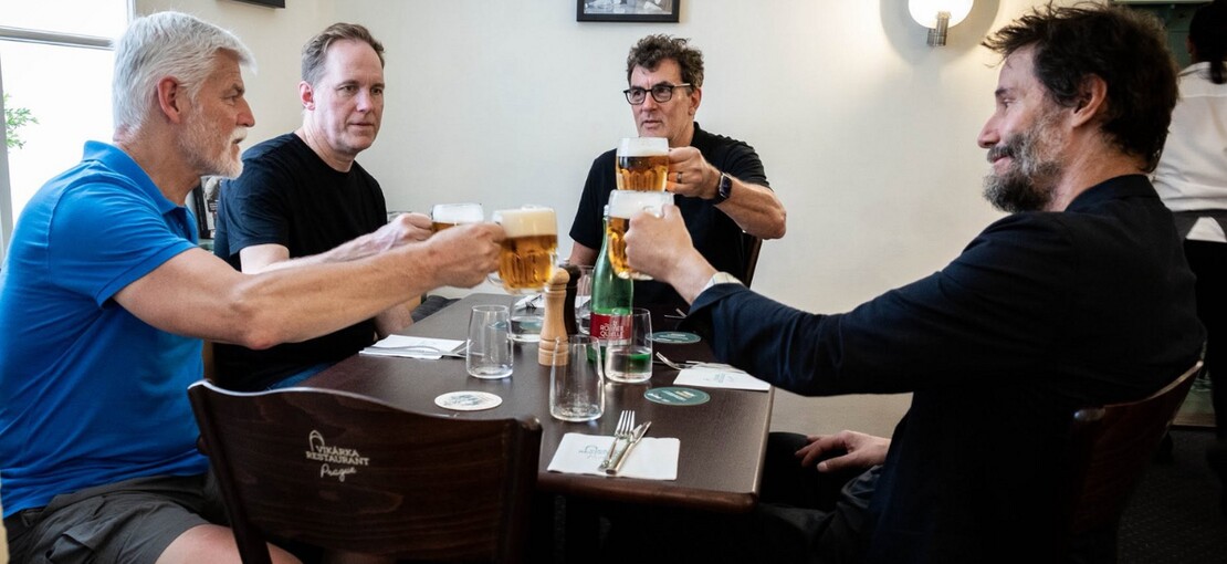 Obrázek k článku Keanu Reeves šel před koncertem Dogstar na pivo s Petrem Pavlem