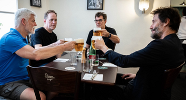Náhledový obrázek k článku Keanu Reeves šel před koncertem Dogstar na pivo s Petrem Pavlem
