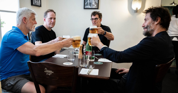 Náhledový obrázek k článku Keanu Reeves šel před koncertem Dogstar na pivo s Petrem Pavlem