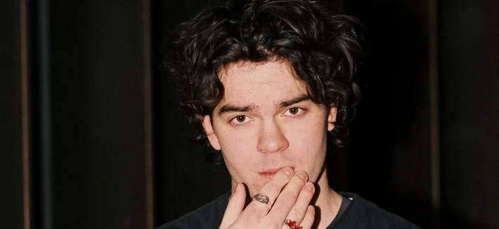 Náhledový obrázek k článku Česko-irský zpěvák Joshua Curran zahájí Headliner Pontony s Mořem kuřat