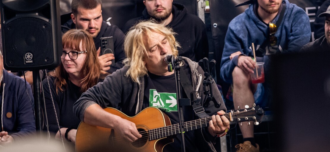 Obrázek k článku GLOSA: Márdi proti Saxon. Na Rock for People je přehrál od táboráku