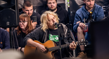 Náhledový obrázek k článku GLOSA: Márdi proti Saxon. Na Rock for People je přehrál od táboráku