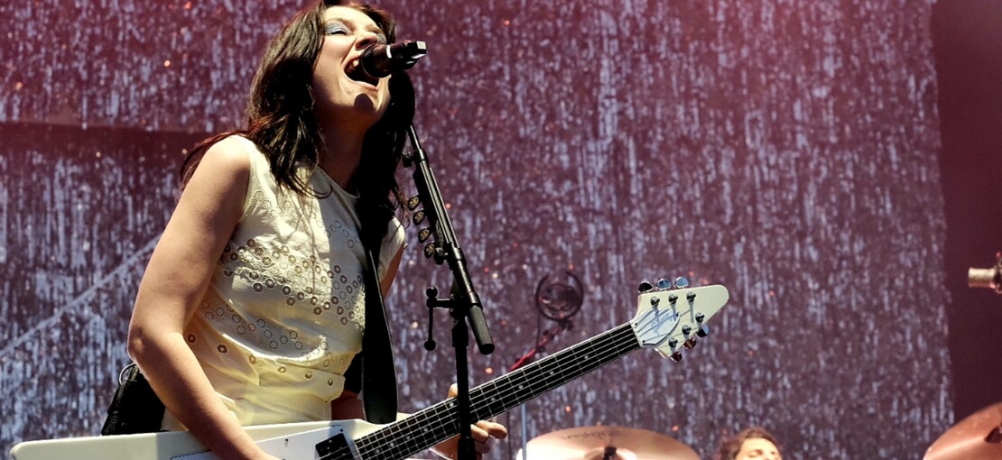 Obrázek k článku Něžnosti s tvrdou kytarou. Wolf Alice na Rock for People vymazali polibky i slunce