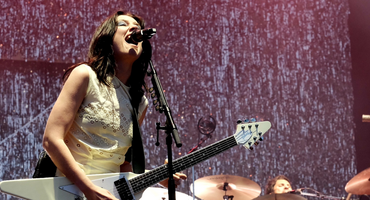 Náhledový obrázek k článku Něžnosti s tvrdou kytarou. Wolf Alice na Rock for People vymazali polibky i slunce