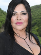 Náhledový obrázek k článku GLOSA: Ilona Csáková se kroutí v rytmu italo disco. Bezzubý singl umocňuje bezzubý klip