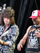 Náhledový obrázek k článku Ben Cristovao s kytaristou Kiss přepnul na rokenrol. Na Rock for People jeli bomby