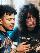 Náhledový obrázek k článku Kytarista Kiss překvapil songem s Benem Cristovaem. Zahraje i na Rock for People
