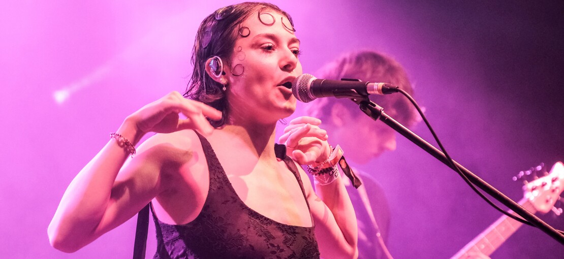 Obrázek k článku Zázrak před půlnocí. Marie April na Rock for People silně okouzlovala