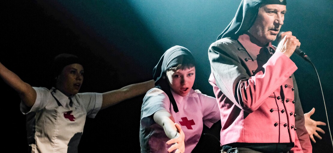 Obrázek k článku NAŽIVO: Laibach hráli otrokům algoritmu. Digitální otupělost fascinovala