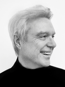 Náhledový obrázek k článku Vyhodili ho ze sboru, pak se stal hudební legendou. David Byrne vystoupí v Praze
