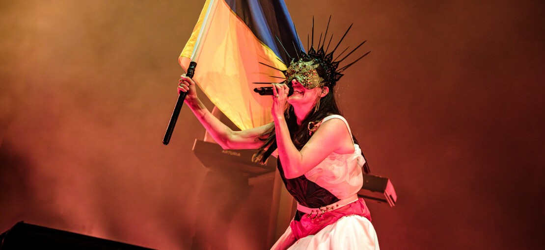 Obrázek k článku Within Temptation na Rock for People vzpomínali na začátky v Česku a podpořili Ukrajinu