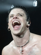 Náhledový obrázek k článku PRVNÍ DOJMY: Yungblud si to v Hradci na Bludfestu „udělal hezký“. Fanoušky vítají lebky