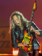 Náhledový obrázek k článku Pád z pódia na koncertě Metalliky. Kirk Hammett zahučel mezi fanoušky
