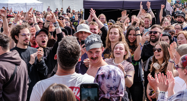 Náhledový obrázek k článku „Kykyryký matrfakrz.“ P/\ST vedla ranní rozcvičku Rock for People