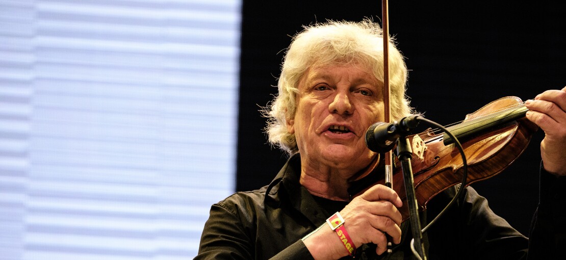 Obrázek k článku Legendární koncert Hradišťanu. Na Rock for People zvedli fanoušci nad hlavu i dívku na vozíku