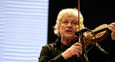 Náhledový obrázek k článku Legendární koncert Hradišťanu. Na Rock for People zvedli fanoušci nad hlavu i dívku na vozíku