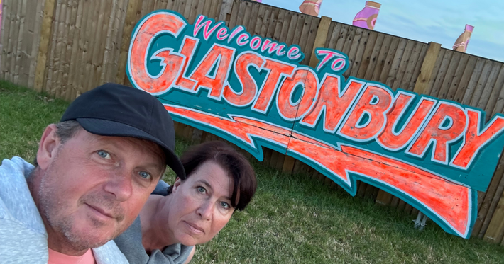 Náhledový obrázek k podcastu: Petr Dvořák a Míla Dubská: Život po televizi. Rokenrol, Glasto a Lennon v galerii (218)