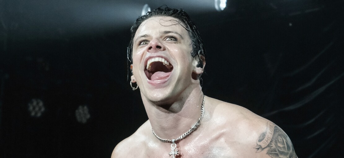 Obrázek k článku PRVNÍ DOJMY: Yungblud si to v Hradci na Bludfestu „udělal hezký“. Fanoušky vítají lebky