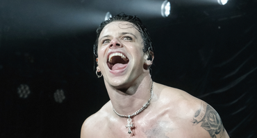 Náhledový obrázek k článku PRVNÍ DOJMY: Yungblud si to v Hradci na Bludfestu „udělal hezký“. Fanoušky vítají lebky