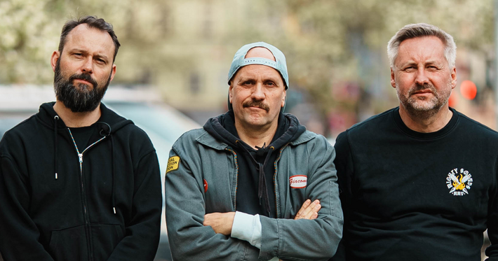 Náhledový obrázek k podcastu: ŠÉFOVÉ MIGHTY SOUNDS: Na začátku byl mejdan jak hovado. Vyškolila nás Metallica (219)